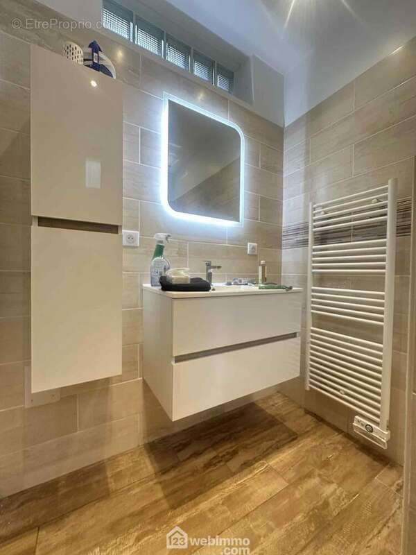 La salle de bains avec vasque sur meuble, radiateur sèche serviettes ... - Appartement à LAON