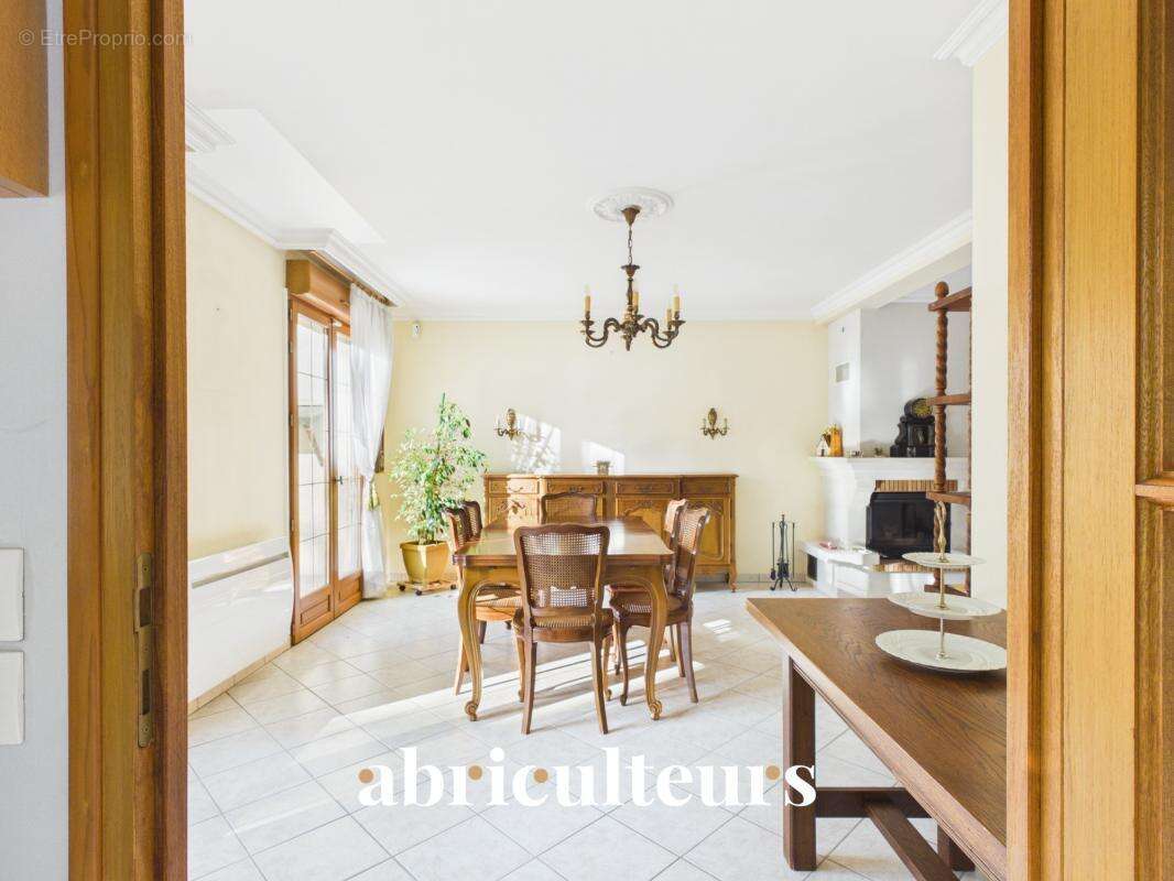 Maison familiale de 107m² avec terrasse et jardin - en vente à Versailles Porchefontaine (78000) - photo 9