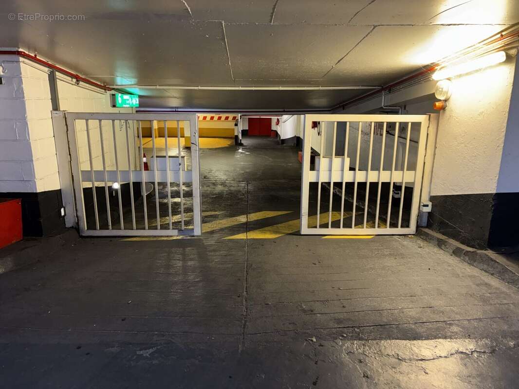 Parking à PARIS-8E