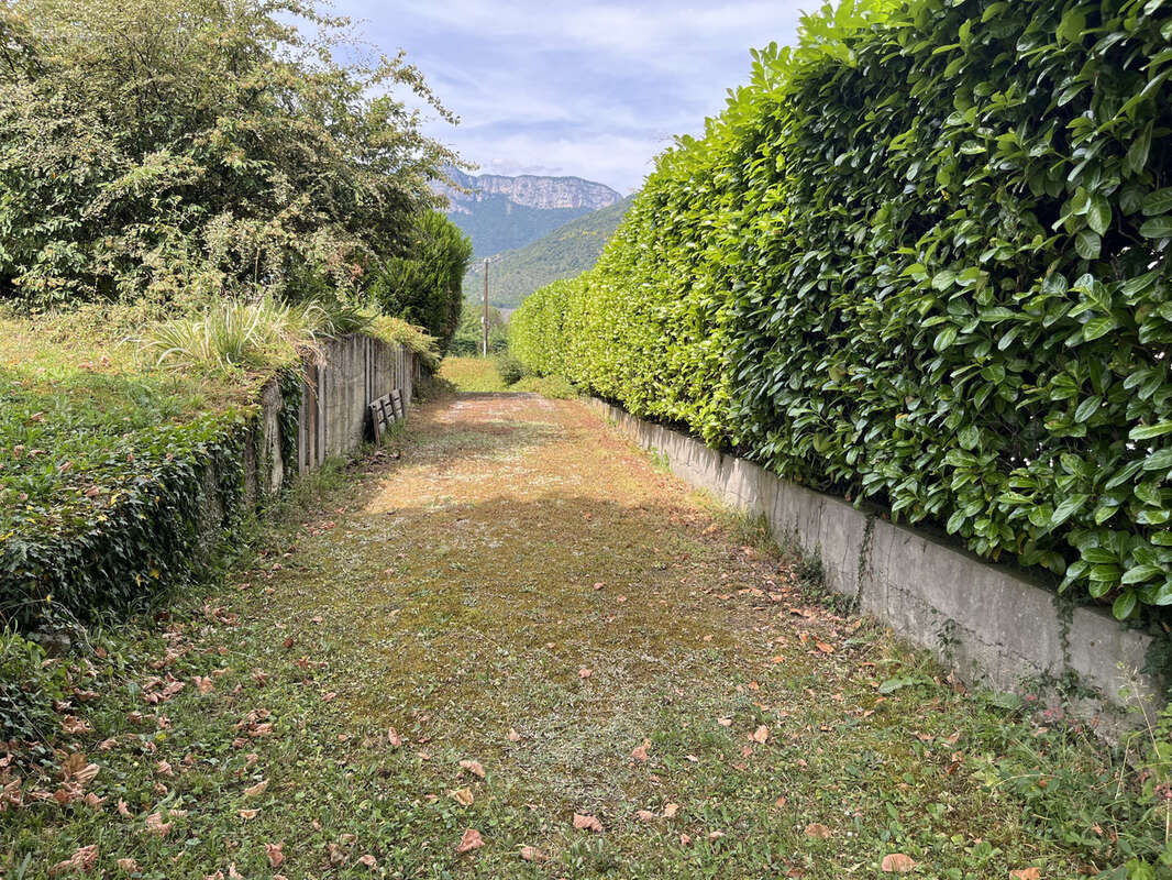 Terrain à CHALLES-LES-EAUX