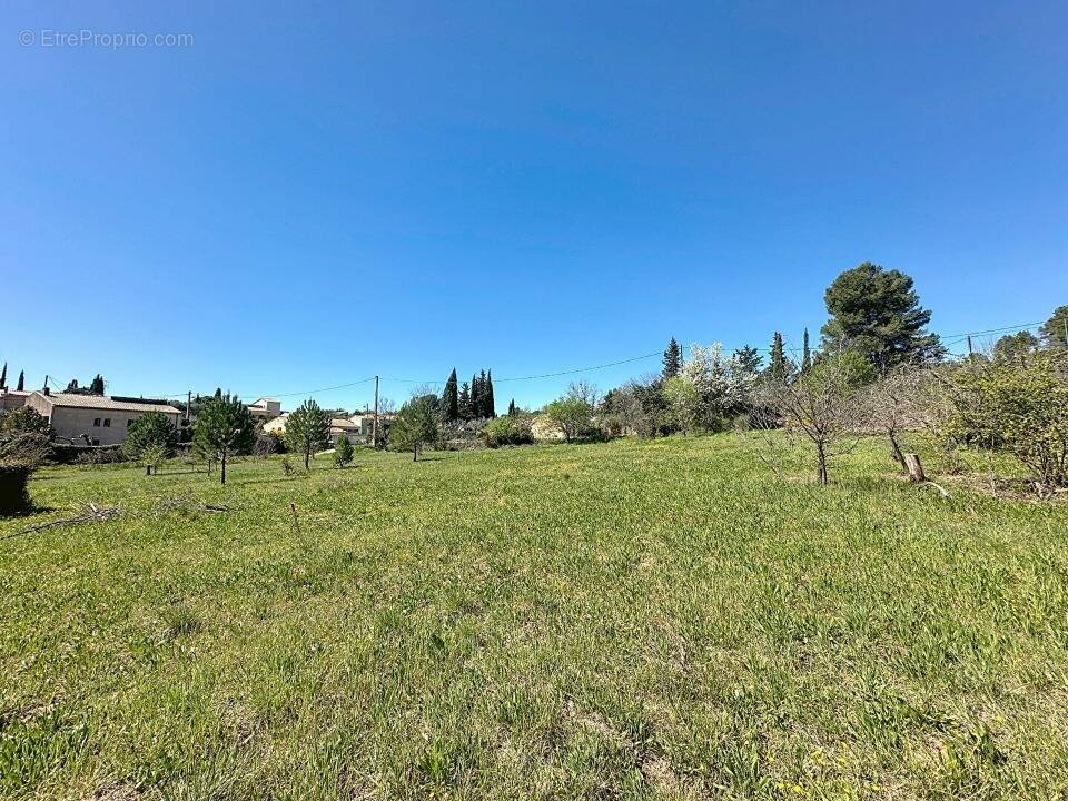 Terrain à LORGUES