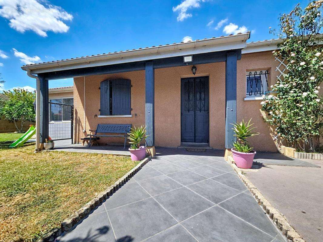 Maison - Plain Pied - 4 Chambres - Garage - Buanderie - Jardin - Piscine - photo 2