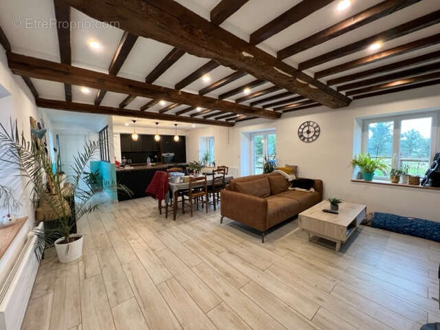 A 2 pas de VIRE, Maison 150m2, 5 pièces avec 112000m2 de terrain - photo 5