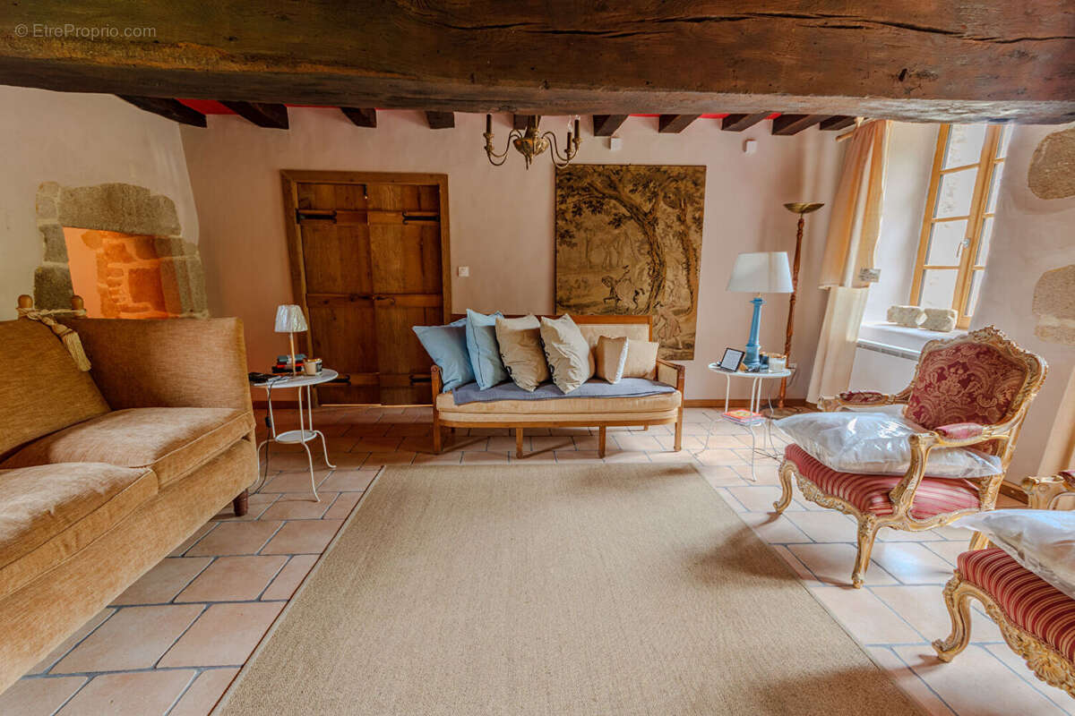 Mayenne : Manoir fortifié de 4 chambres avec dépendance, granges, boulangerie et enclos. - photo 5