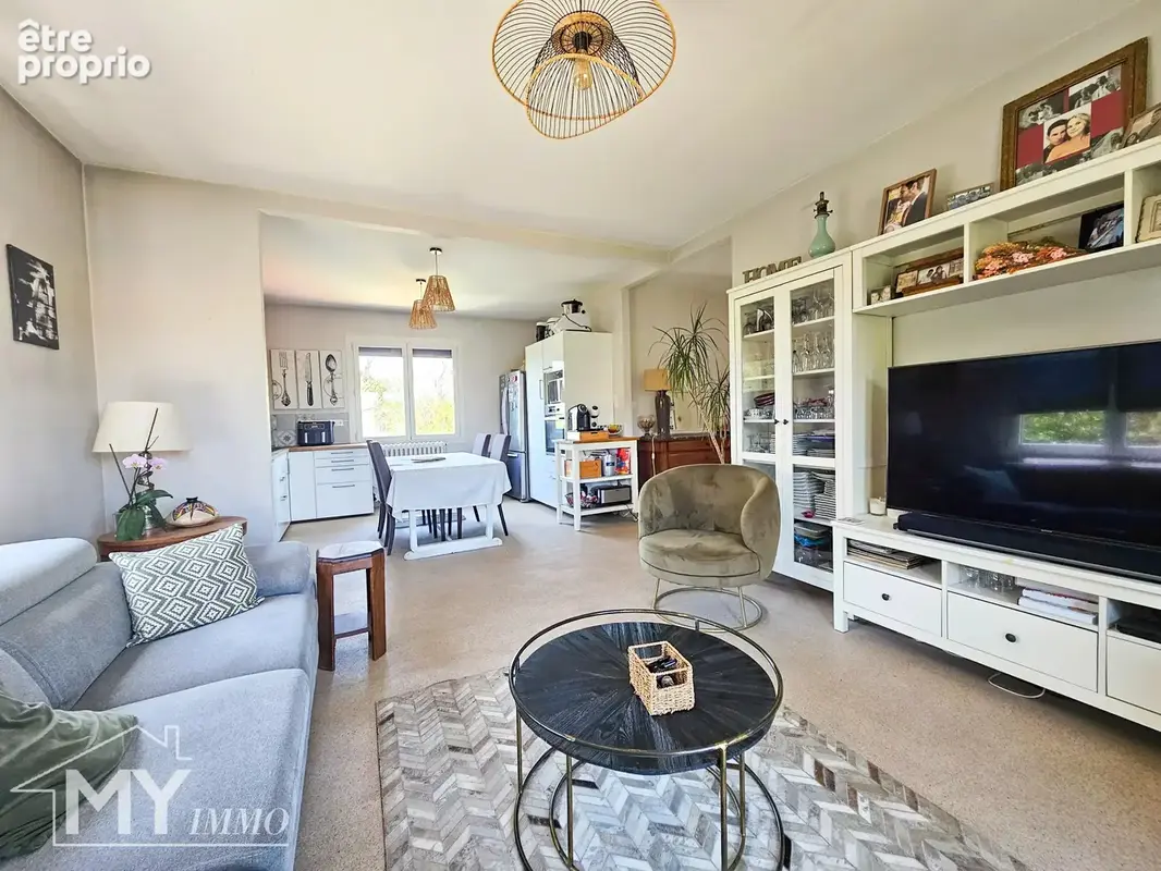 PINEUILH – Maison familiale avec piscine, spa et beaux espaces extérieurs - photo 3