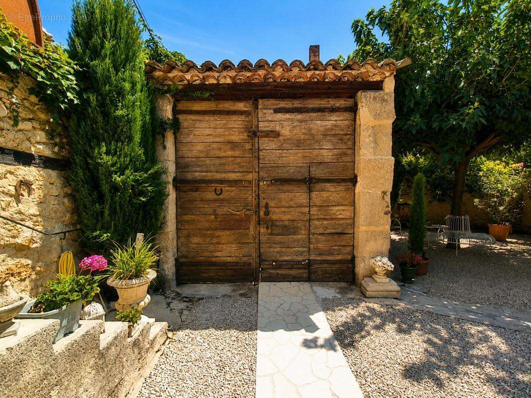 Maison 160 m² à Saint-Martin-De-La-Brasque  - photo 4