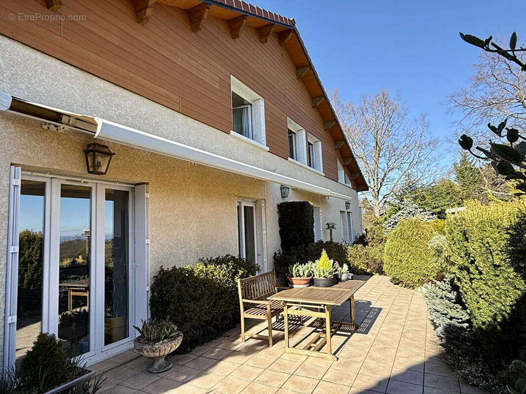 Maison à SAINT-GENES-CHAMPANELLE
