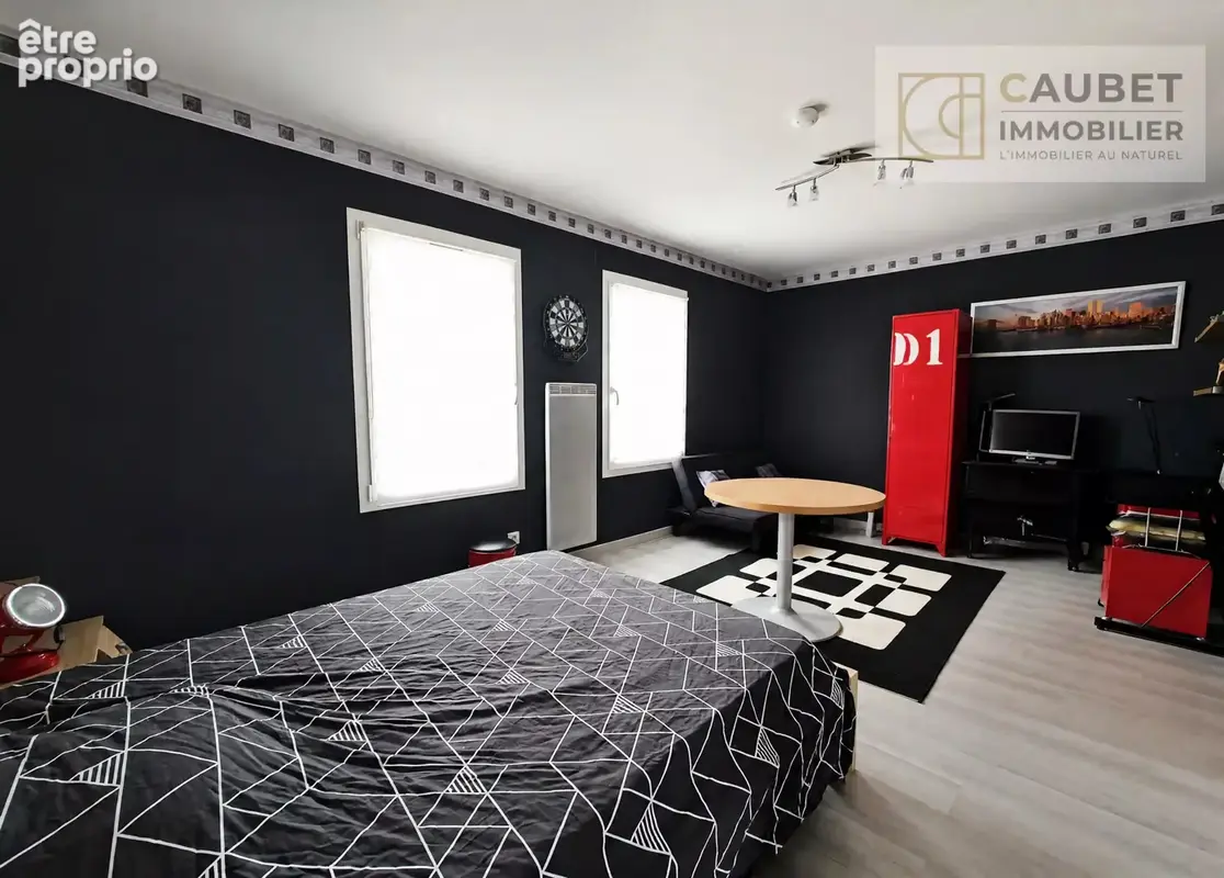 Maison familiale de 220,26 m² avec piscine et vue dégagée. - photo 11