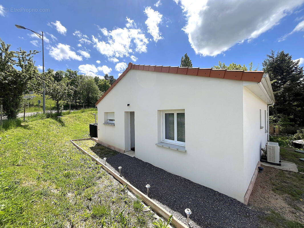 Maison à SAINT-GENES-CHAMPANELLE