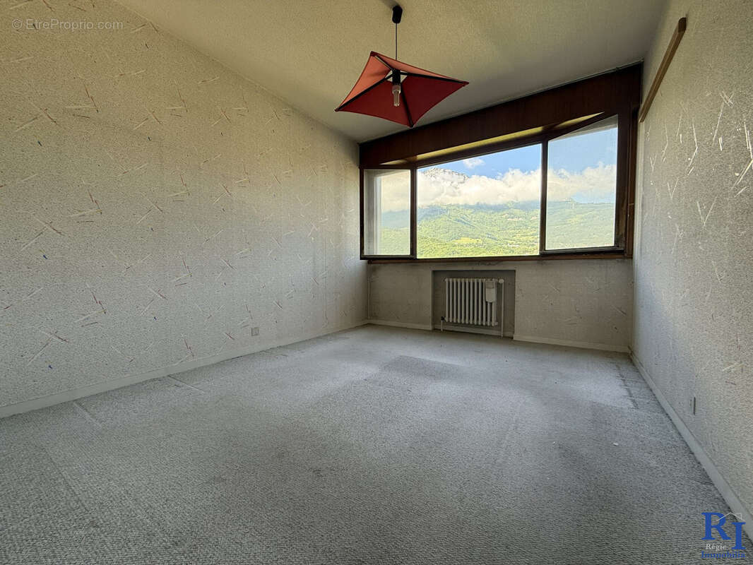 Chambre 2 - vue vercors - Appartement à ECHIROLLES