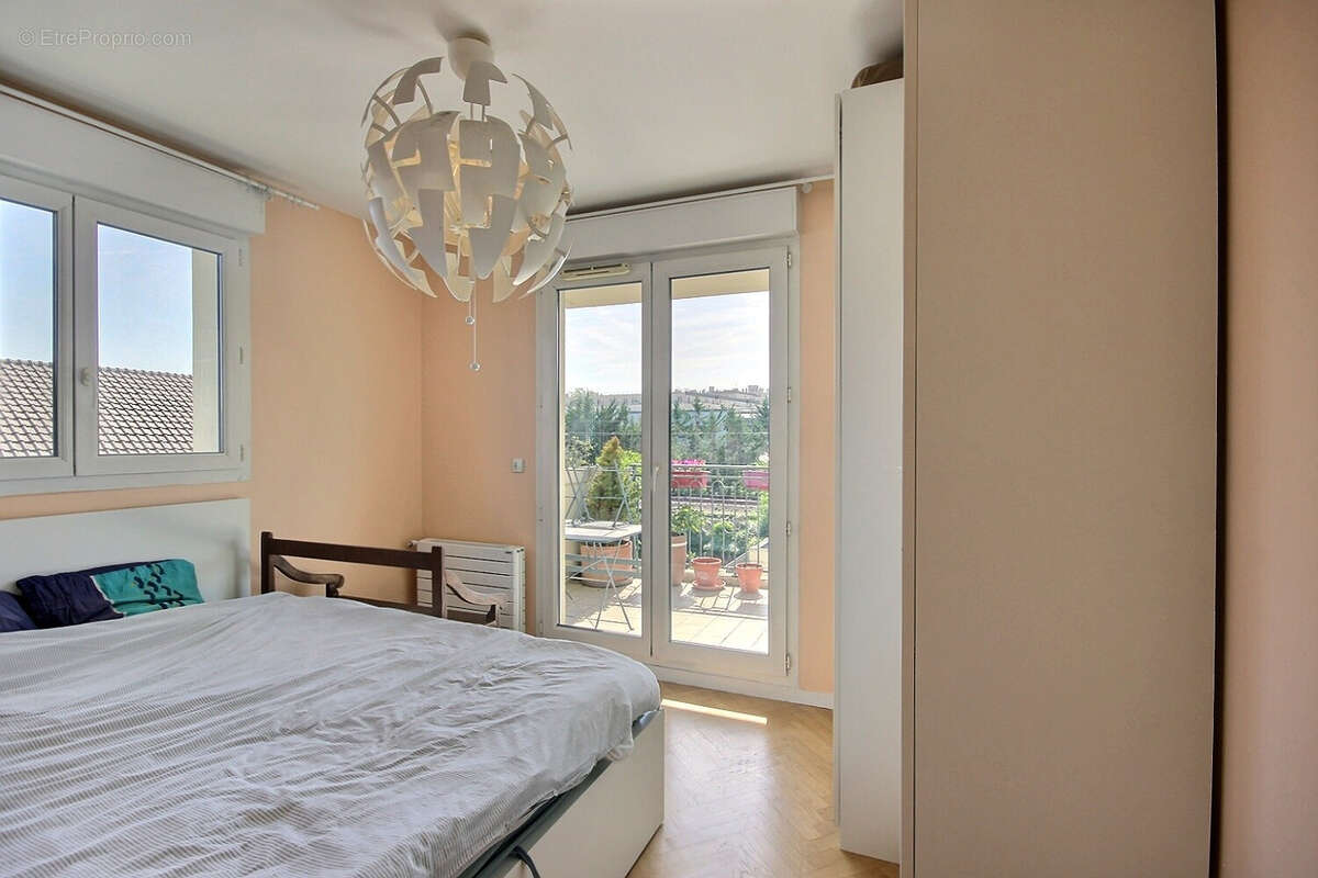 Appartement à COURBEVOIE