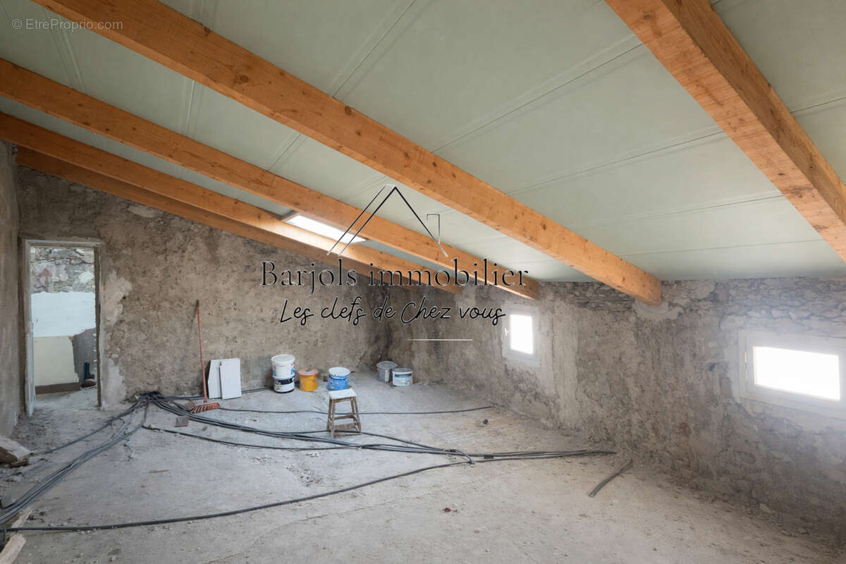 Appartement à VARAGES