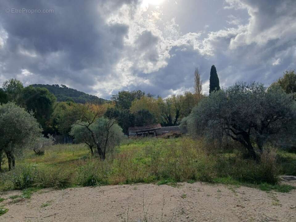 Terrain à VENTABREN