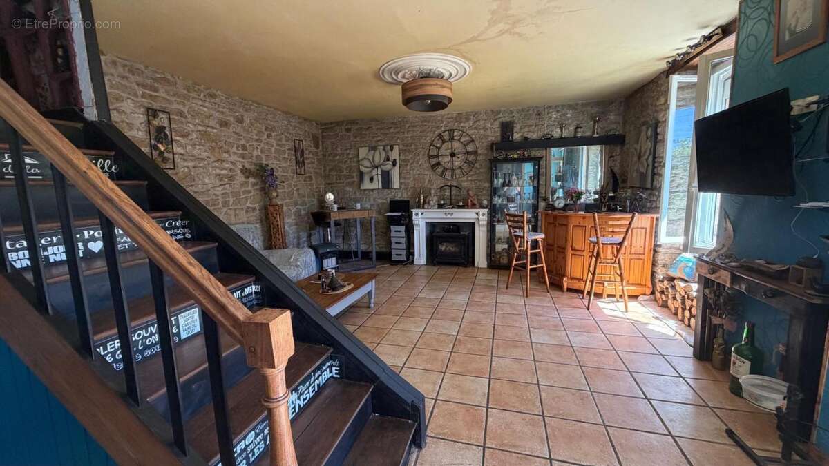 Maison vendue Meublée Proche toutes commodités avec terrain à bâtir - photo 3