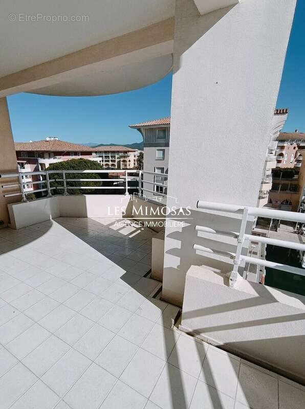 PORT-FREJUS, Appartement 4 pièces de 108m² avec très grand garage et cave - photo 6