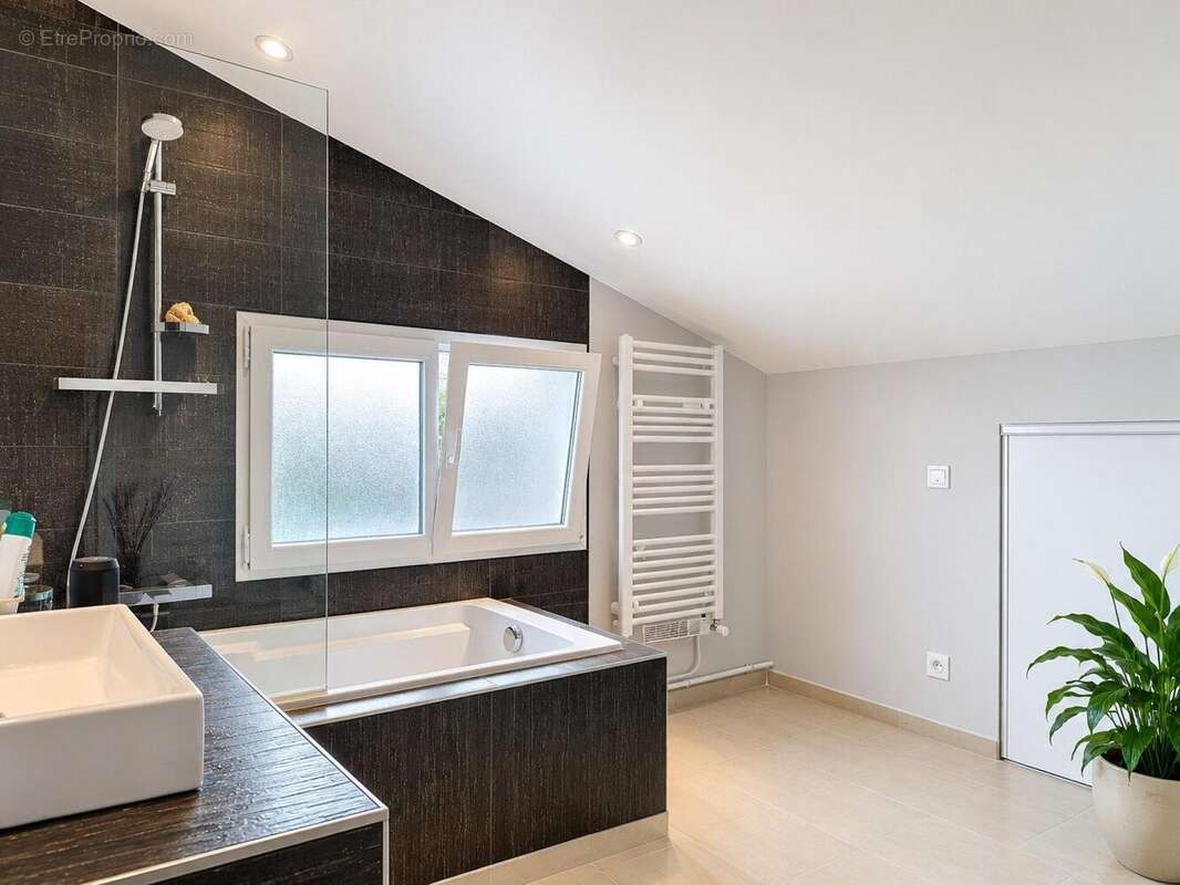 Maison 110 m² à Damiatte  - photo 6