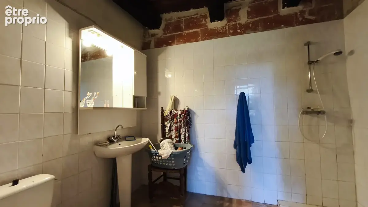 Beau potentiel pour cette propriété en pierre à rénover avec une maison, une grange et un terrain 7802 m2 avec - photo 17