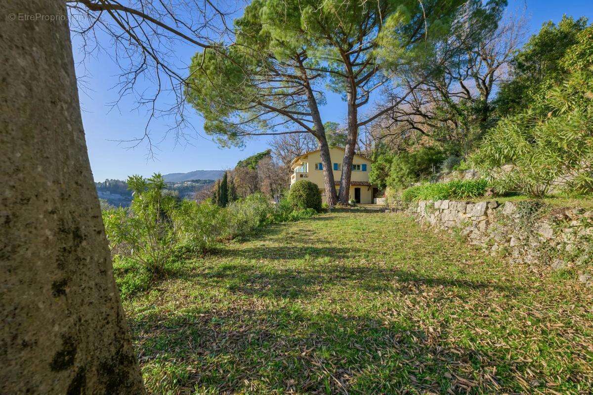 Maison à CHATEAUNEUF-GRASSE
