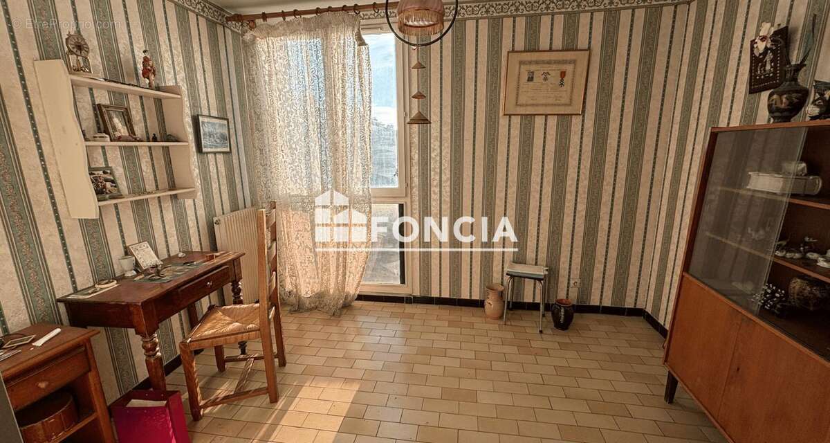 F4 de 80 m2 à rénover + Loggia + Parking - photo 4