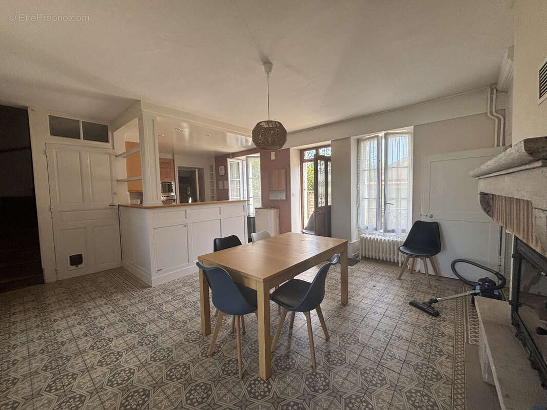 Centre-ville de Châtillon-sur-Seine (Côte-d’Or),maison de 130m2 avec terrain de 532 m2  :garage - photo 3