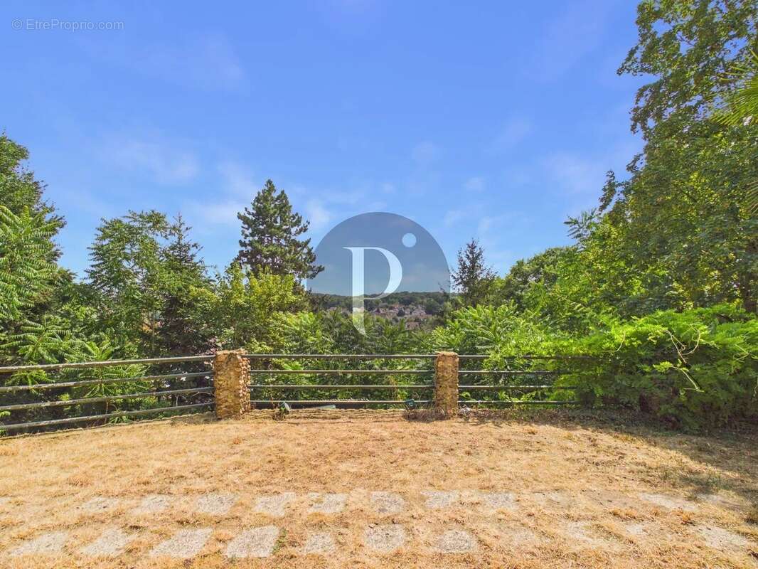 VAUHALLAN – Propriété 7 pièces – Réception 100 m² - Vue dominante – Terrain boisé 4726 m² - photo 3