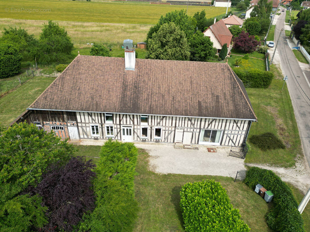 Maison à MONTAULIN