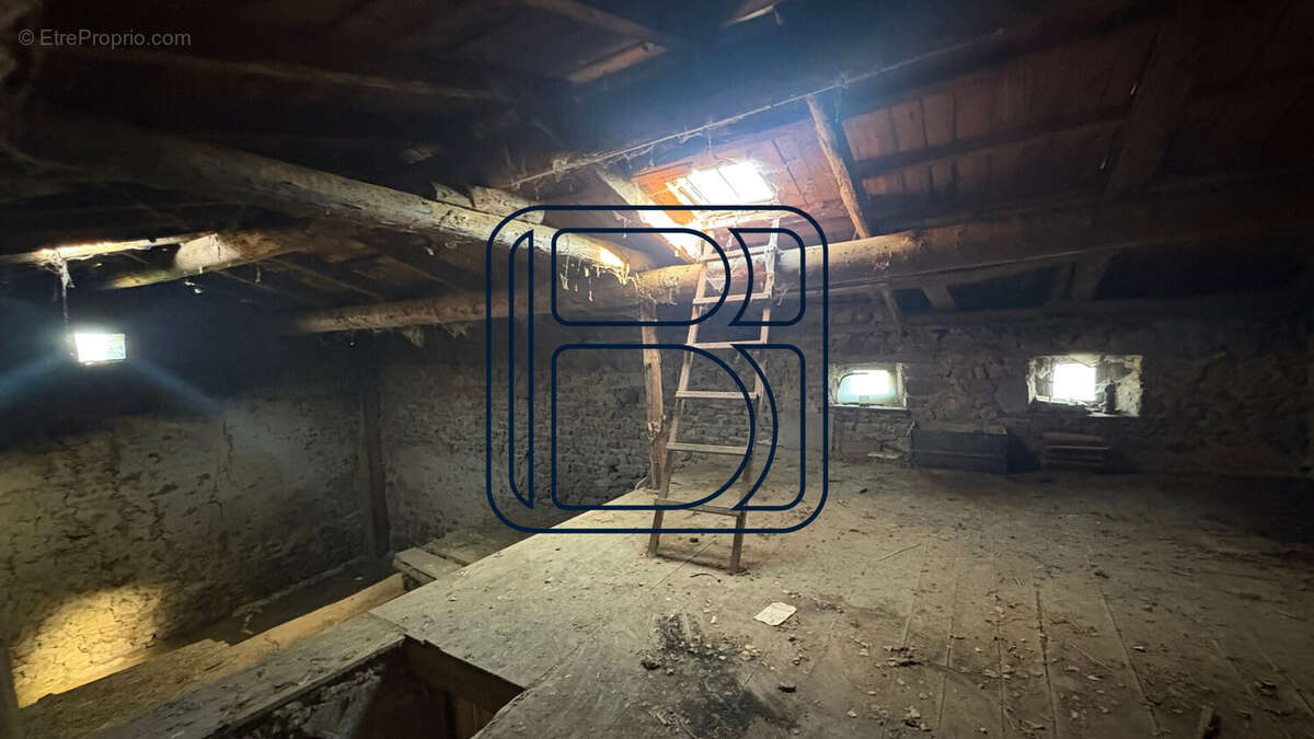 Maison à SAINT-AMANT-ROCHE-SAVINE