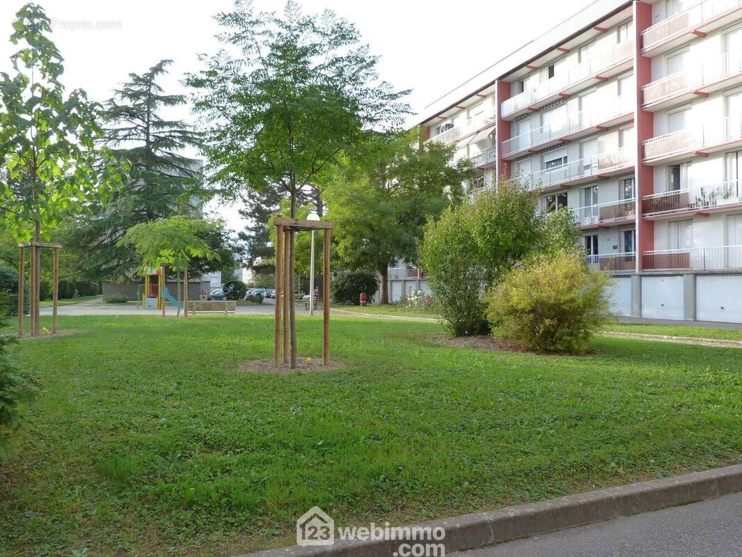 Les espaces verts de la copropriété pour les tout petits ! - Appartement à SAINT-MARTIN-D'HERES