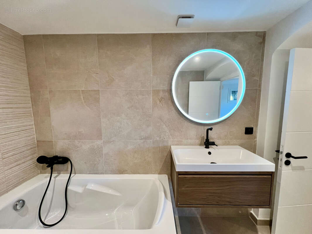 Appartement à SAINT-LAURENT-DU-VAR