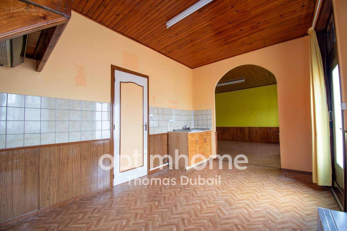 Maison divisée en deux logements avec garage et jardin - photo 7