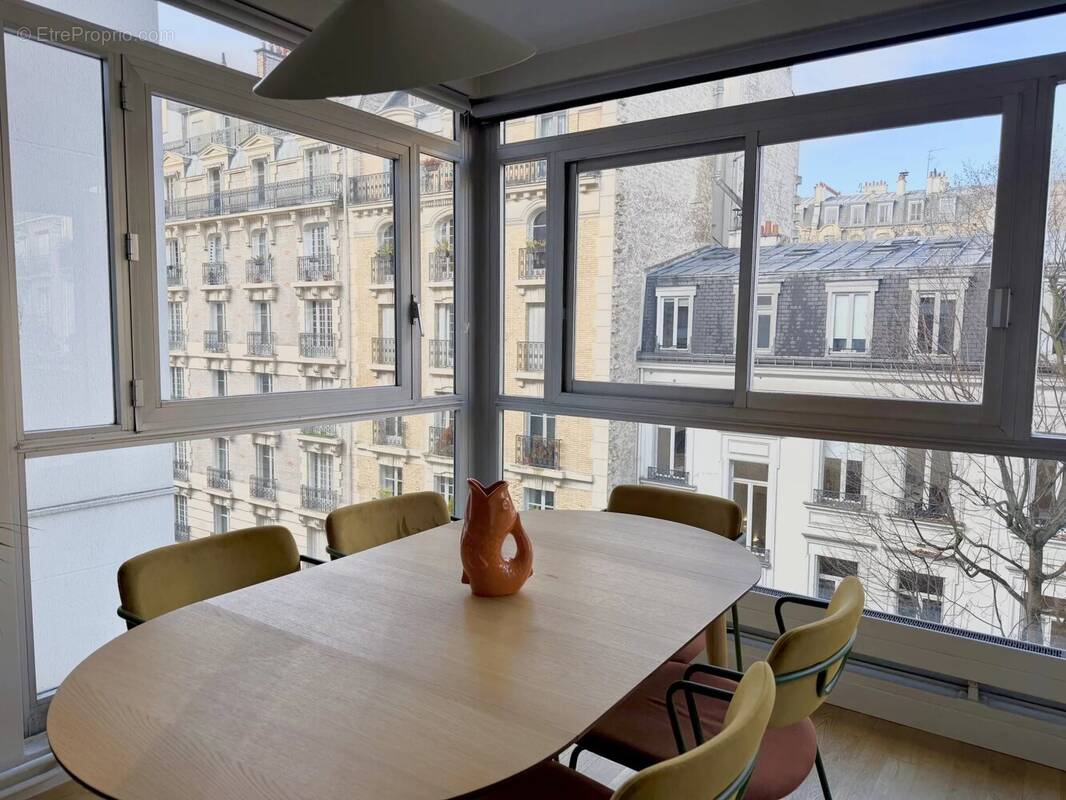 Appartement à PARIS-16E