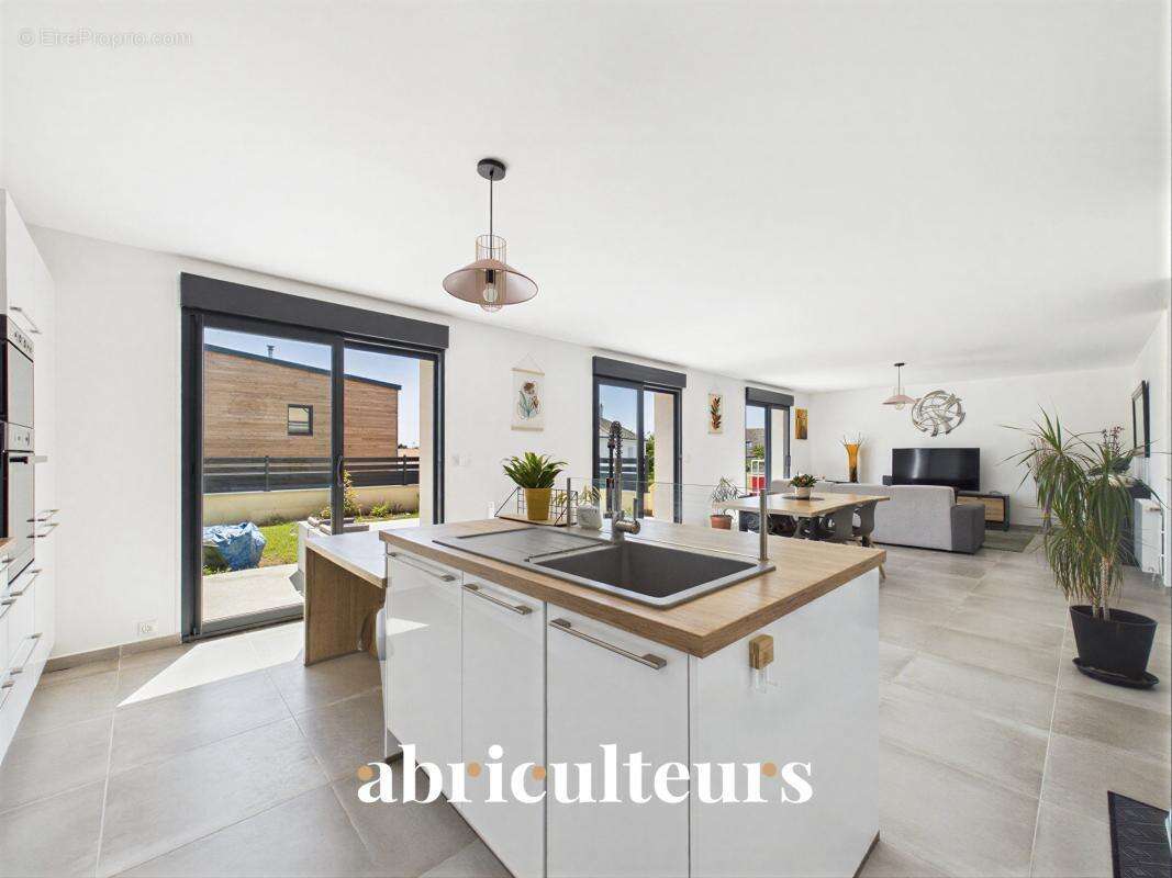 Spacieuse maison 5/6 chambres prête à vivre en vente à Couëron bourg (44220) - photo 2
