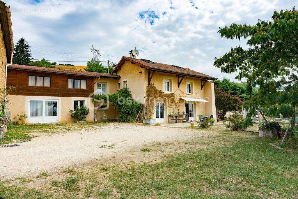 Maison familiale de 141m² sur 5580m² de terrain sur les hauteurs de La Frette avec vue magnifique ! - photo 3