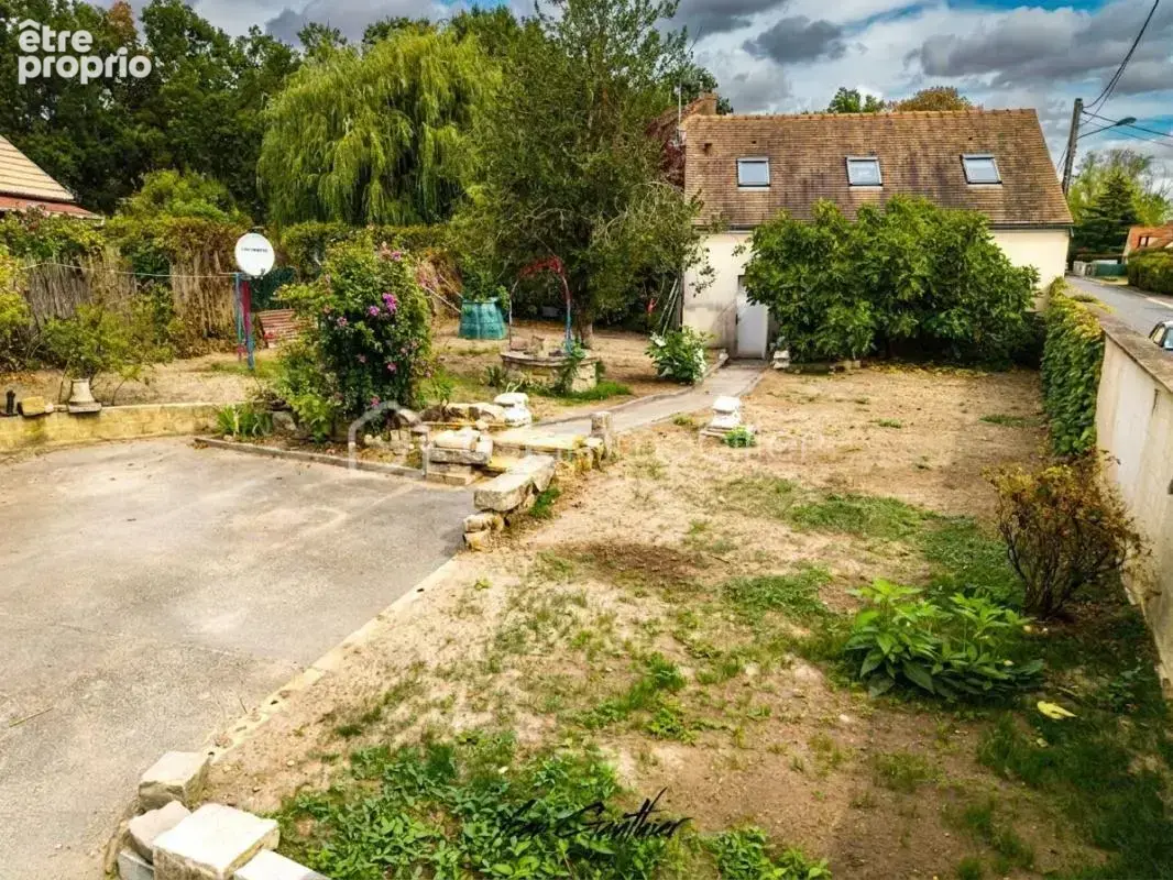 Maison ancienne pleine de potentiel avec garage double et studio aménagé - photo 2