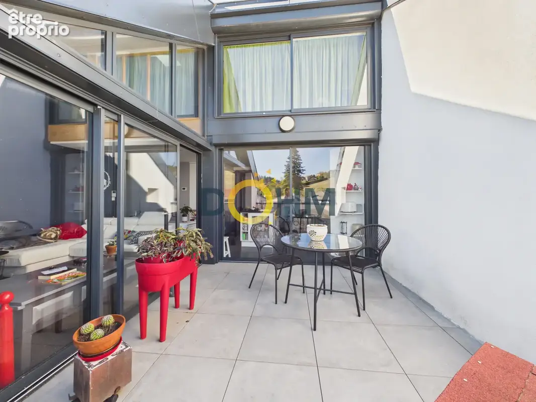 Centre-ville d'Yssingeaux - Duplex de 80,62 m2 avec terrasse, cave et place de stationnement. - photo 2