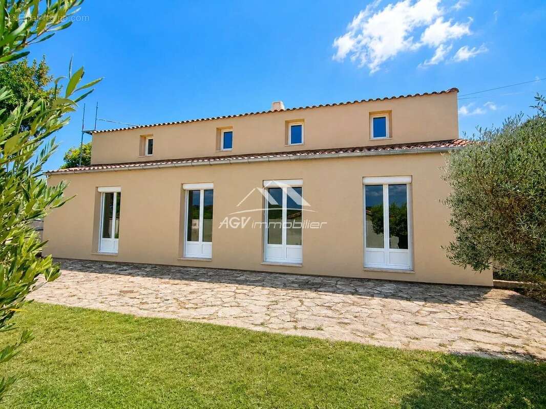 Maison à SAINT-JULIEN-LES-ROSIERS