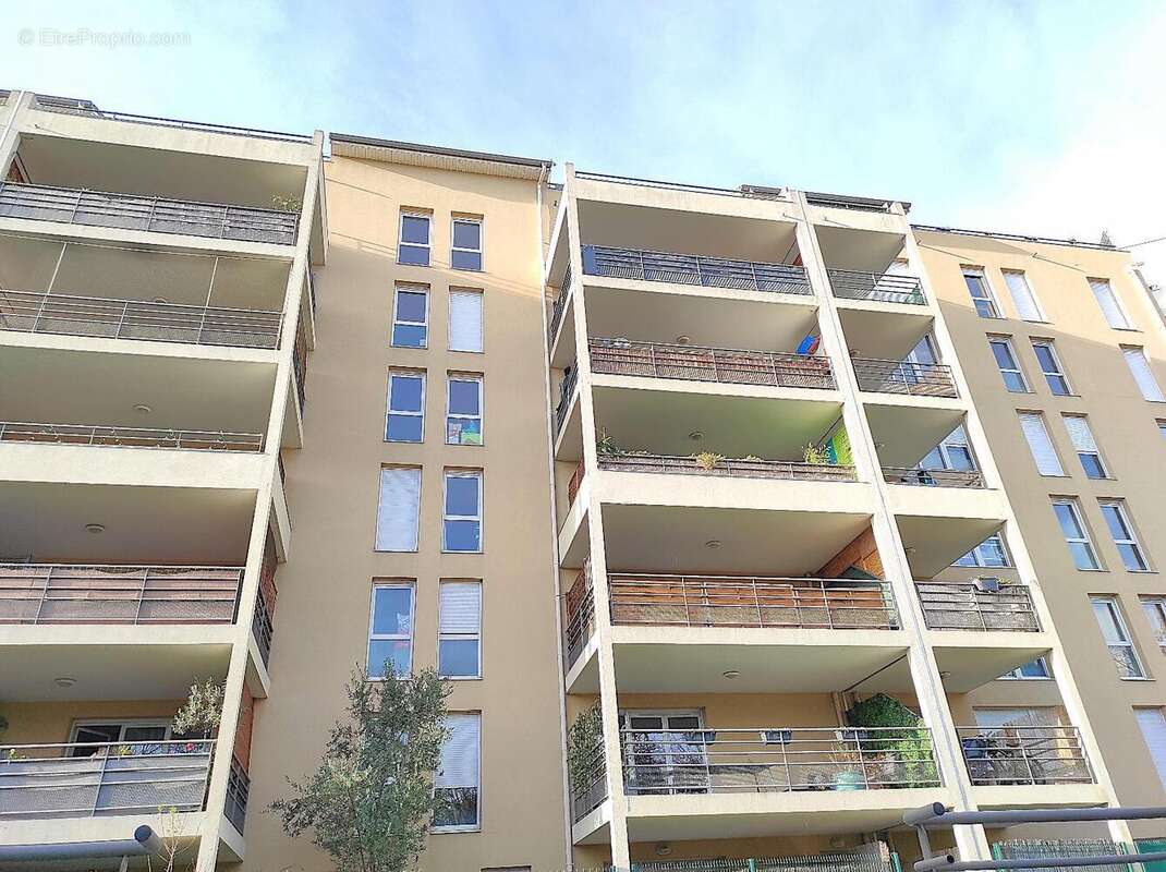   - Appartement à VILLEURBANNE