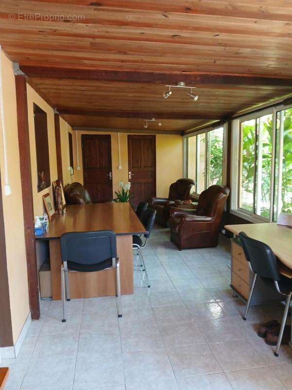 A Sainte-Rose, deux maisons mitoyennes meublées, chacune de type T4, d’une surface habitable de 293 m2, sur 959 m 2 de terrain - photo 5