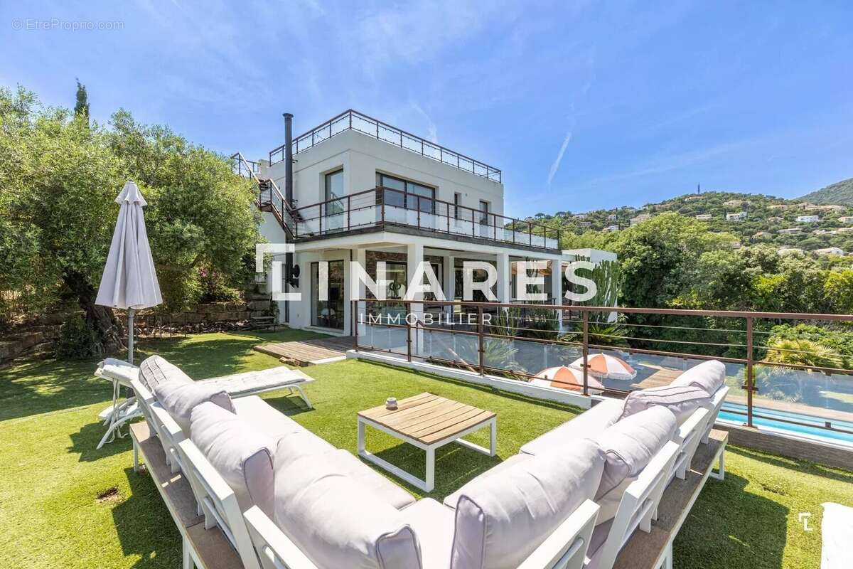 VILLA TOPAZE - Maison T7 de 206 m² - Dépendance - Piscine Terrain 1300m2 - 83240 Cavalaire - photo 12