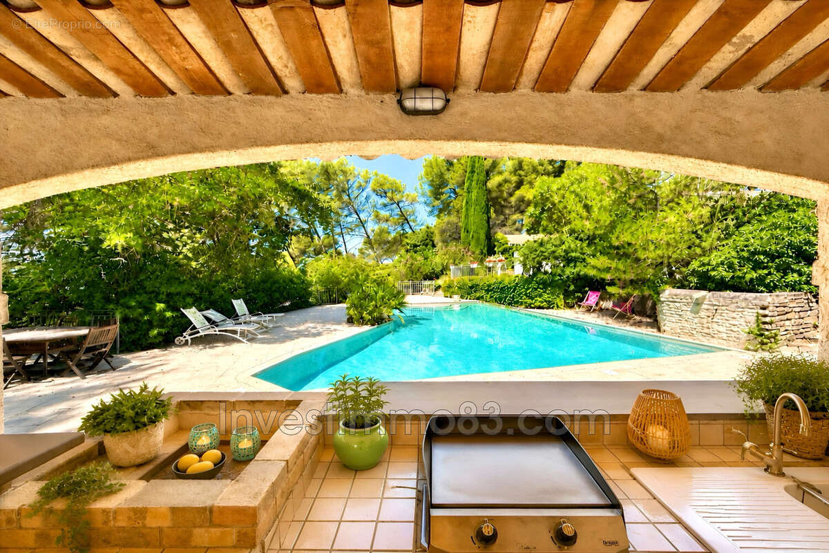 Maison 253 m² à Chateauneuf-Le-Rouge  - photo 9