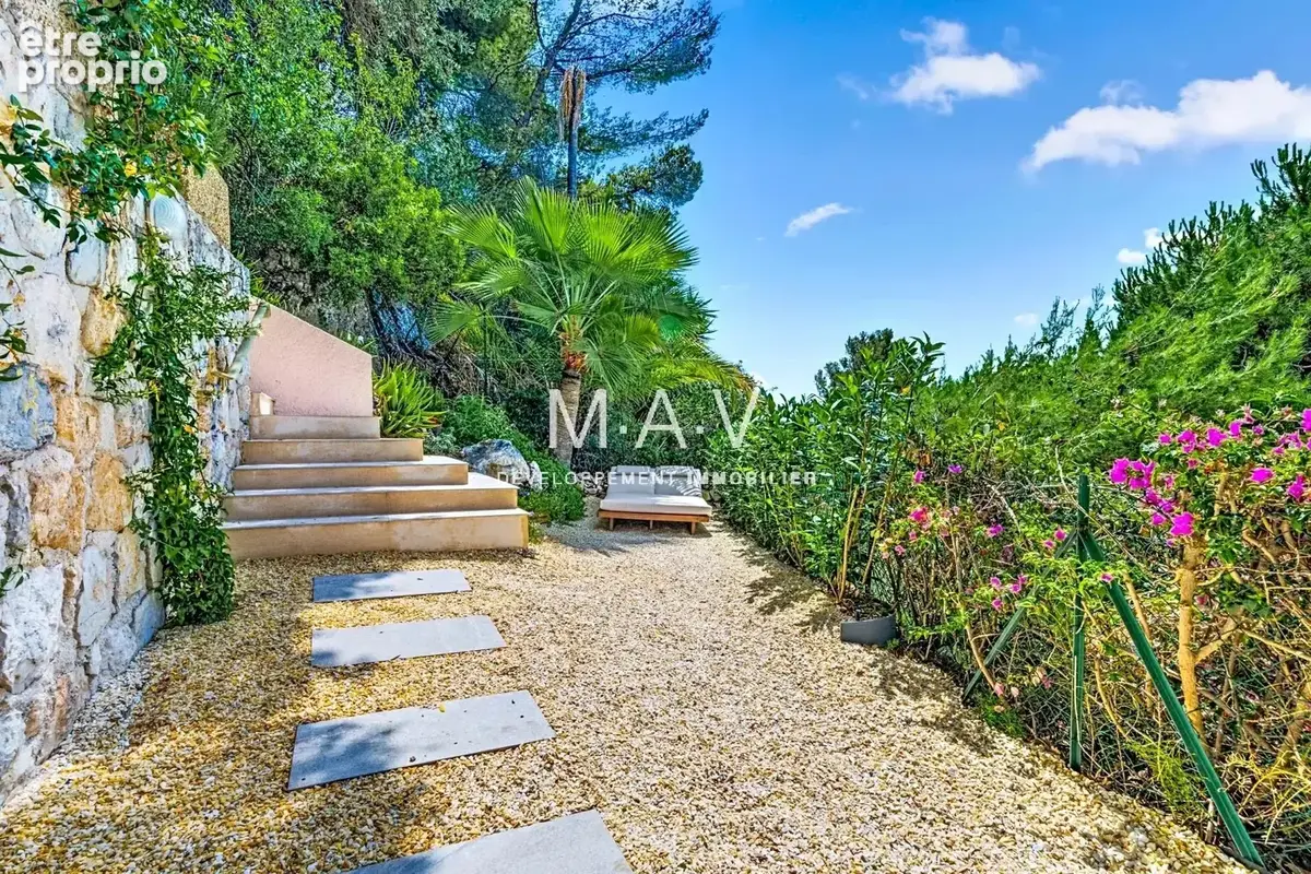 Villefranche-sur-mer/ appartement villa 3 pièces au calme luxueusement rénové terrasses jardin vue mer panoramique piscine - photo 11