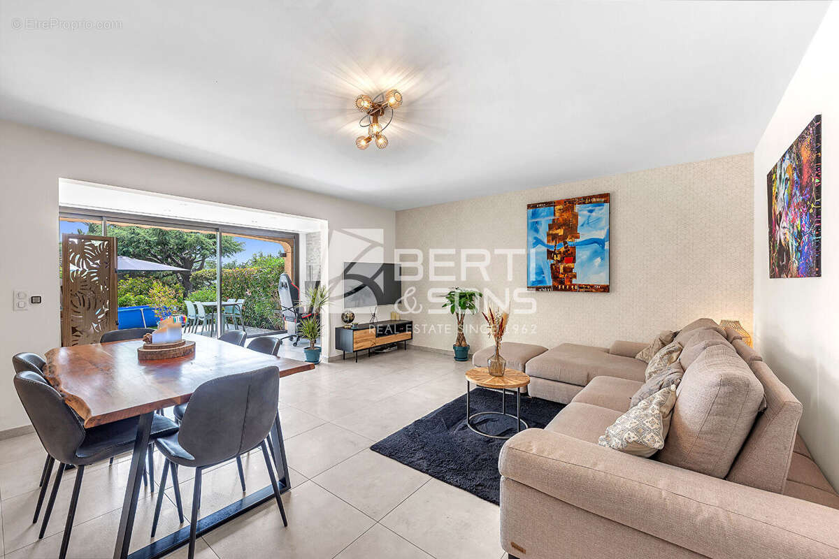 Appartement à MANDELIEU-LA-NAPOULE