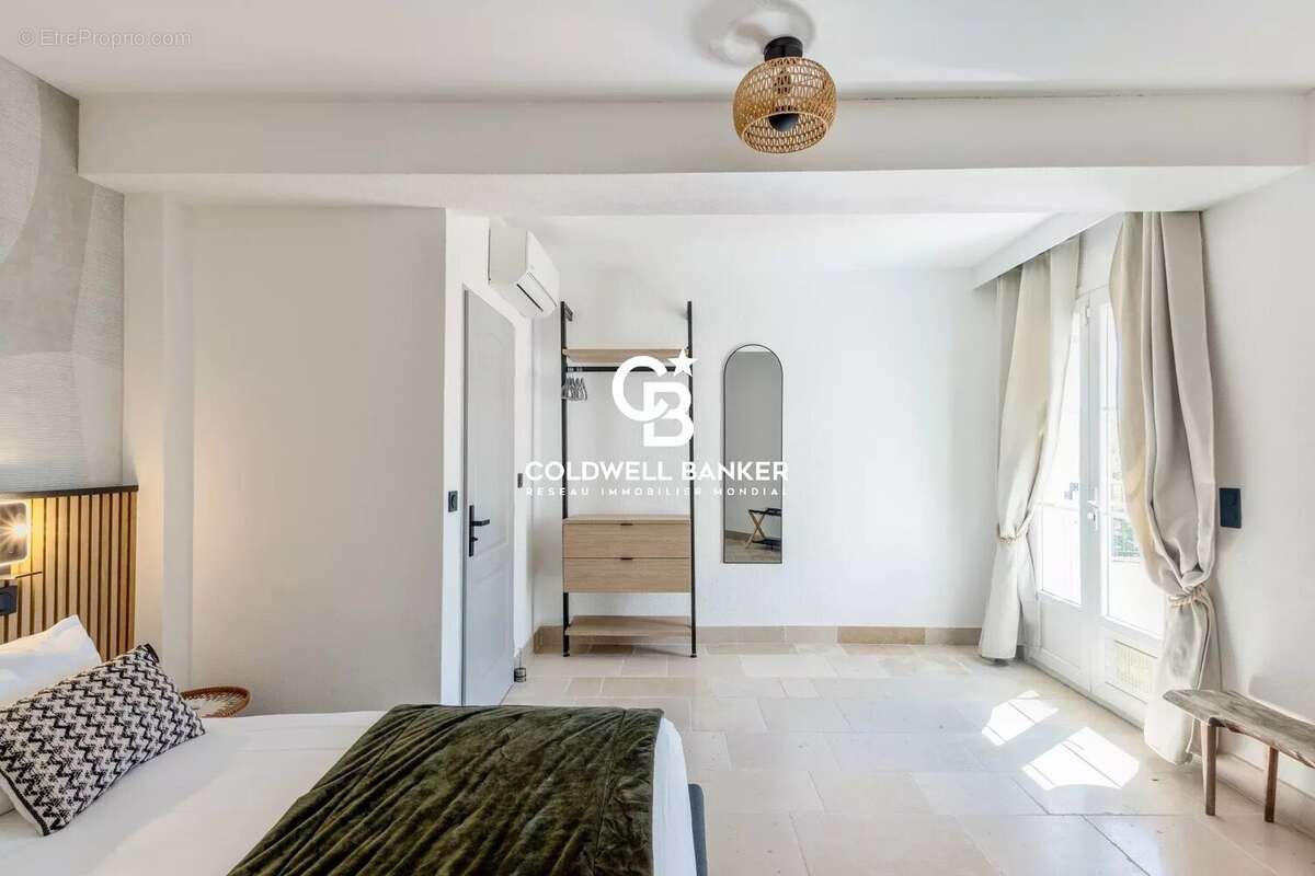 Située dans un domaine privé et sécurisé d’Agay à Saint-Raphaël, opportunité d’investissement rare sur la Côte d’Azur, alliant e - photo 25