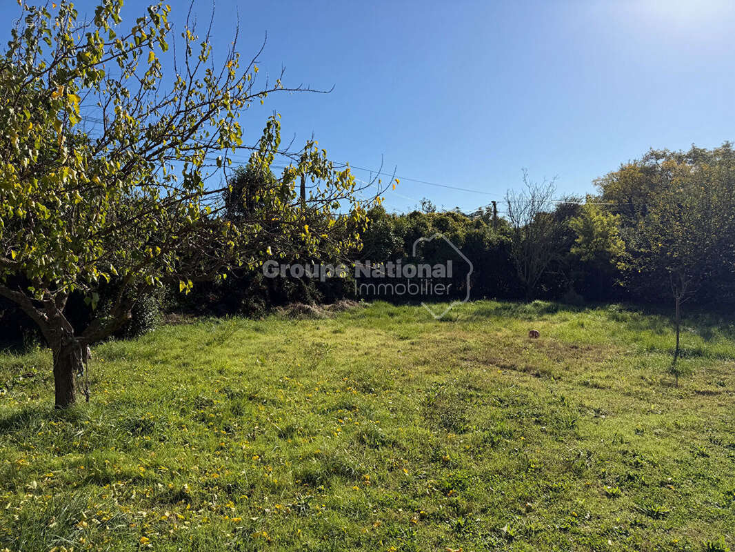 Terrain à CRUVIERS-LASCOURS