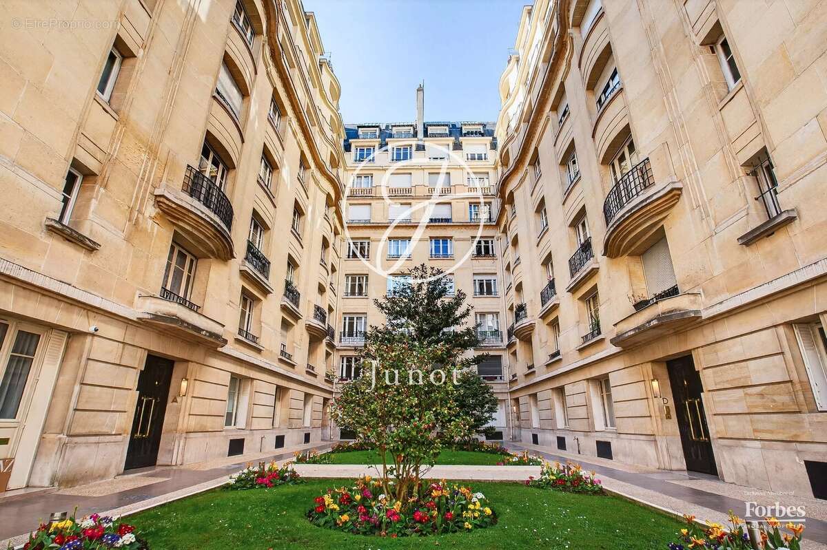 Appartement à PARIS-16E