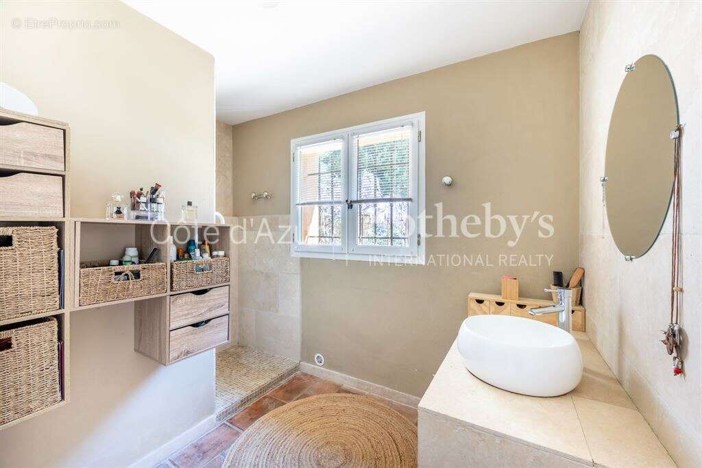 Maison à CHATEAUNEUF-GRASSE