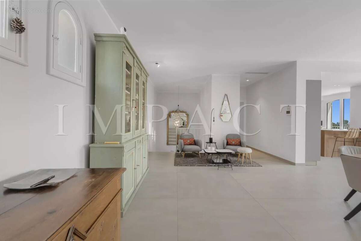 Maison à LA ROQUETTE-SUR-SIAGNE