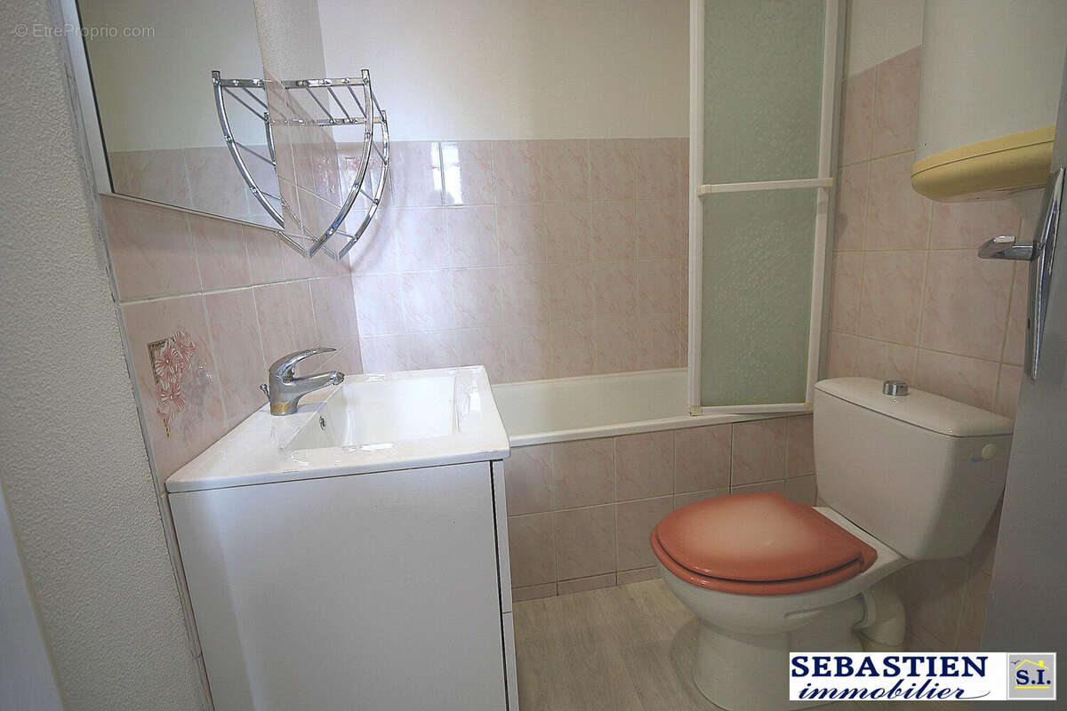 Salle de bains wc - Appartement à TROYES