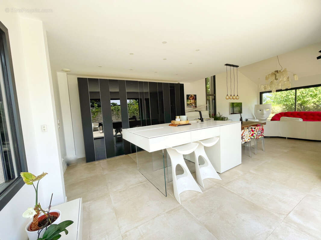 Villa contemporaine d'exception à deux pas du cœur de Vourles - photo 8