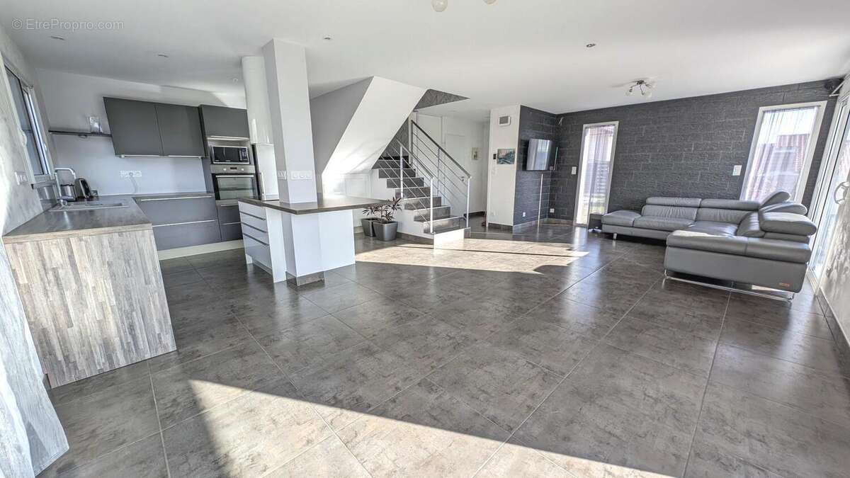 Maison à LA ROCHE-BLANCHE